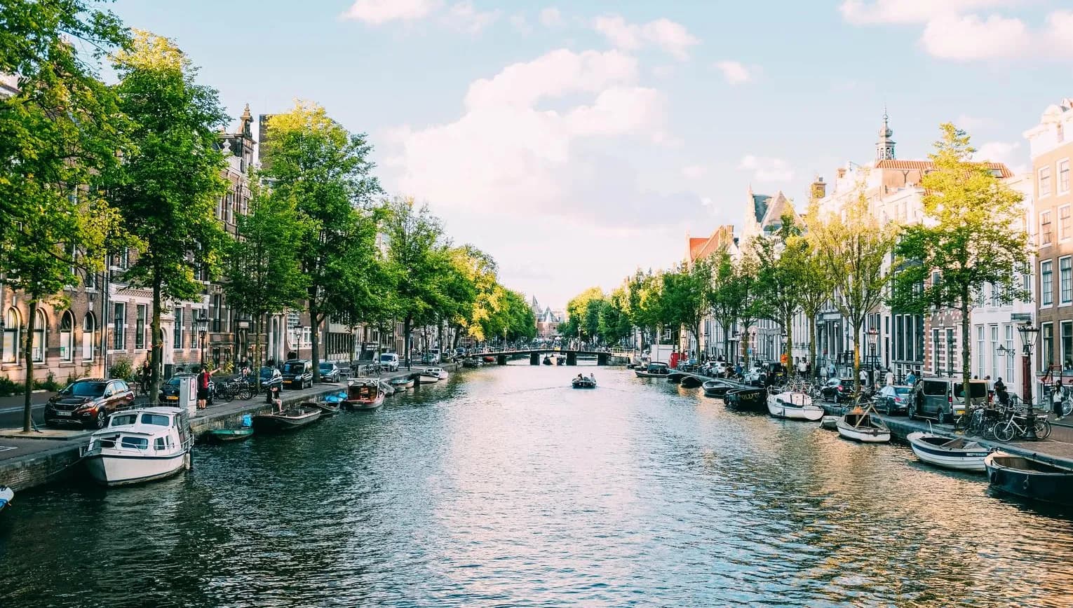 Kloveniersburgwal canal in the summer