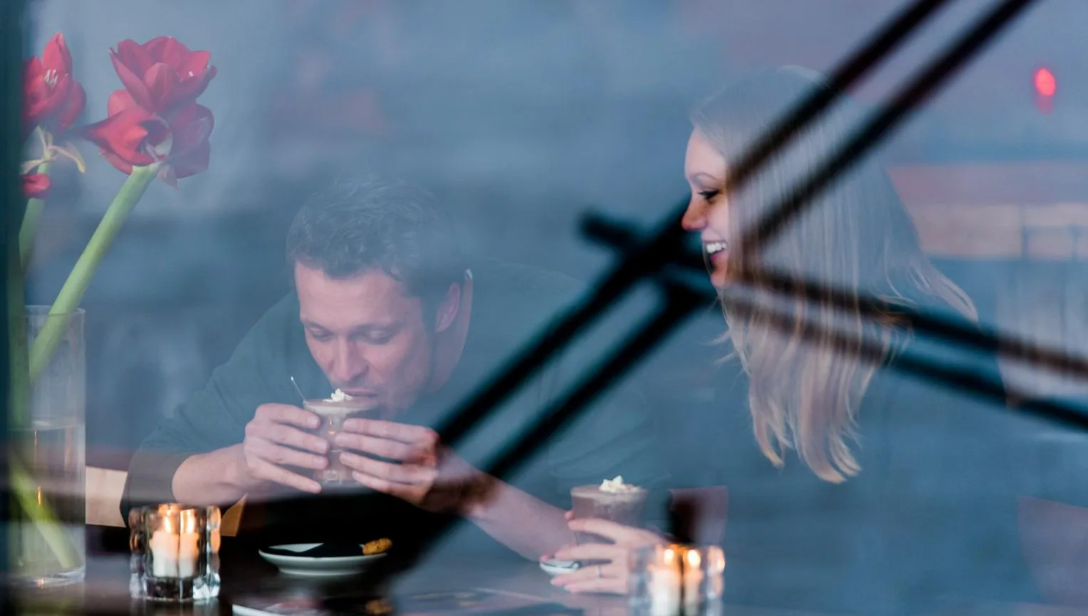 Romantiek, koppels, hot-choco, pre-valentijn, lampjes. Romance, couples,