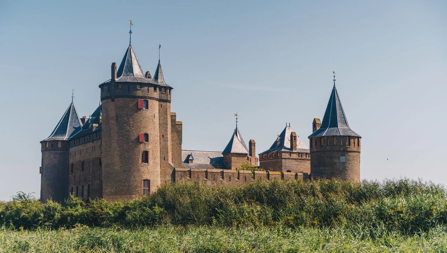 The Muiderslot is a medieval castle in the North Holland town of Muiden, built around 1285, restored to its former glory from 1370 and a national museum since 1878.