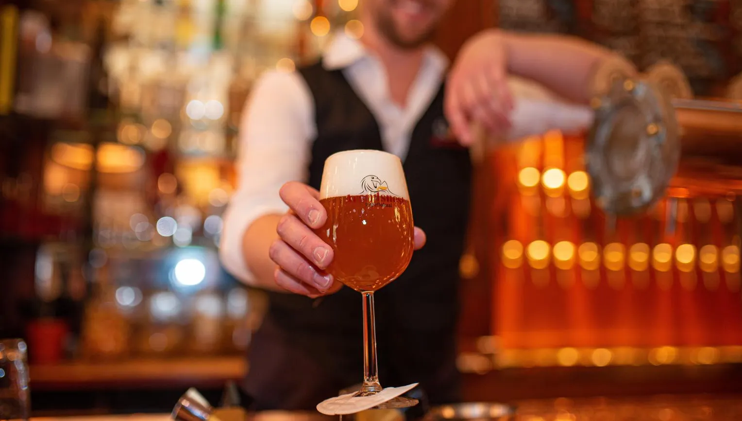 Proeflokaal Arendsnest beer café bartender serving beer.