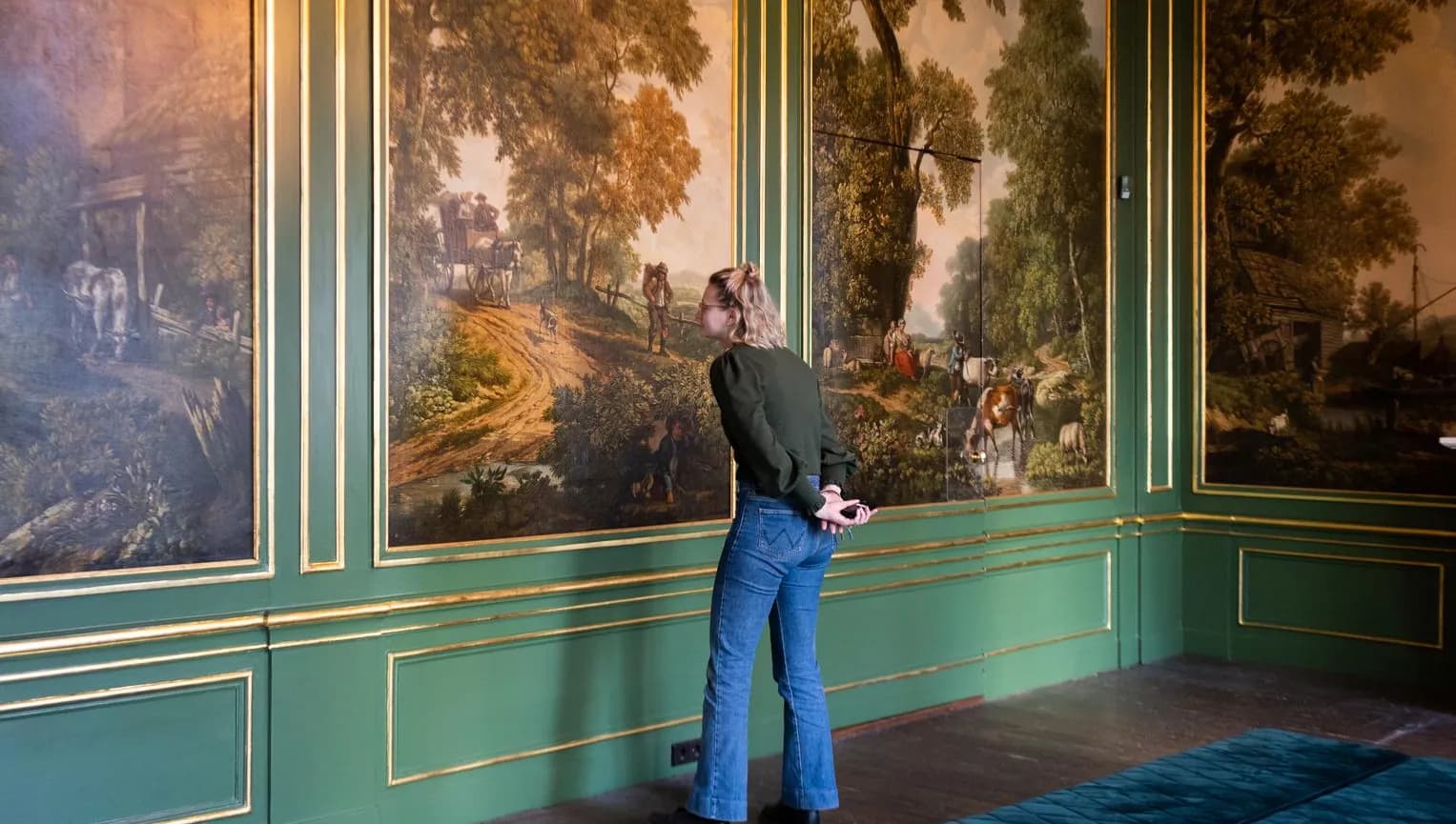 Grachtenmuseum inside, person watching painting