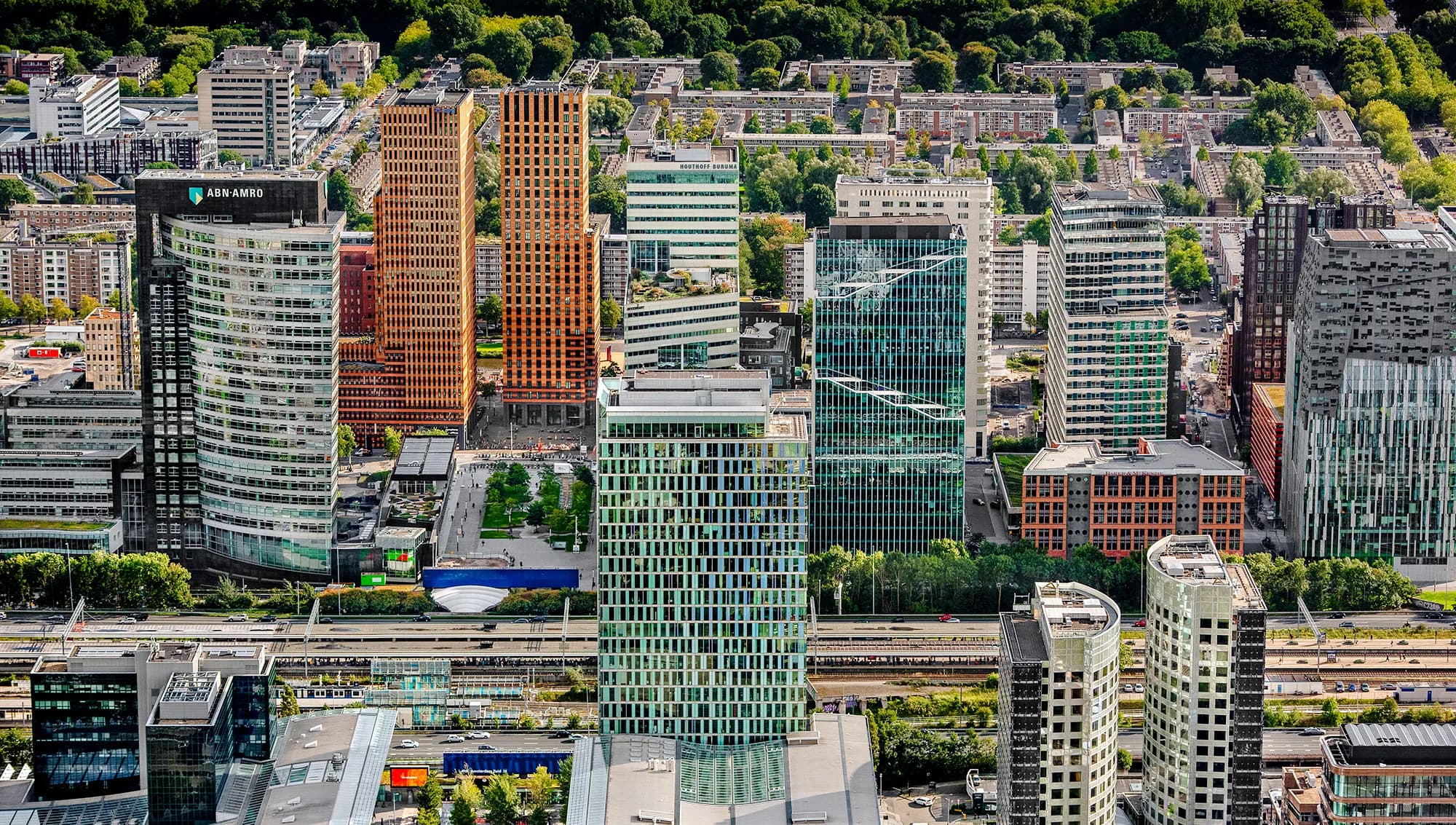 De Noordzone van de Zuidas omvat de deelgebieden Parnas en Strawinsky, met de gebouwen Rechtbank, WTC-complex, 2 Amsterdam, Station Zuid. In het deelgebied Zuideramstel staat het ABN AMRO Hoofdkantoor en in Mahler staat het Mahler4-complex met Vinoly toren, The Rock, FOZ, UN Studio Tower, Ito toren, New Amsterdam, Graves en 900 Mahler. Daarachter deelgebied Gershwin met onder andere de Symphony torens. De gebouw architectuur is zeer hoogwaardig evenals de inrichting van de openbare ruimte, waarin. Foto John Gundlach