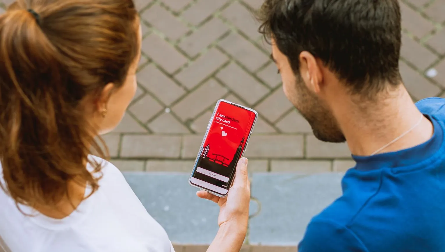 Couple using the I Amsterdam App