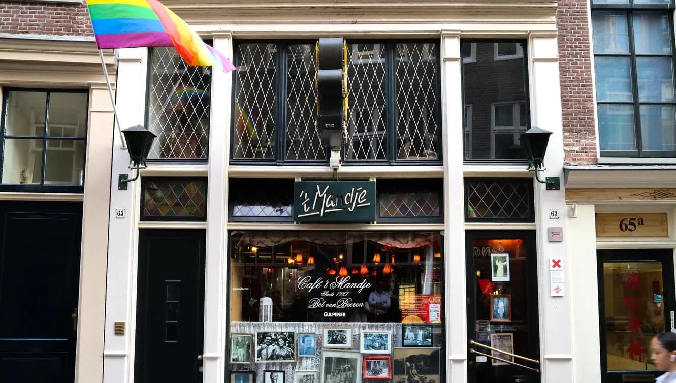 Café 't Mandje, bar at Zeedijk, exterior LGBTQ-flag