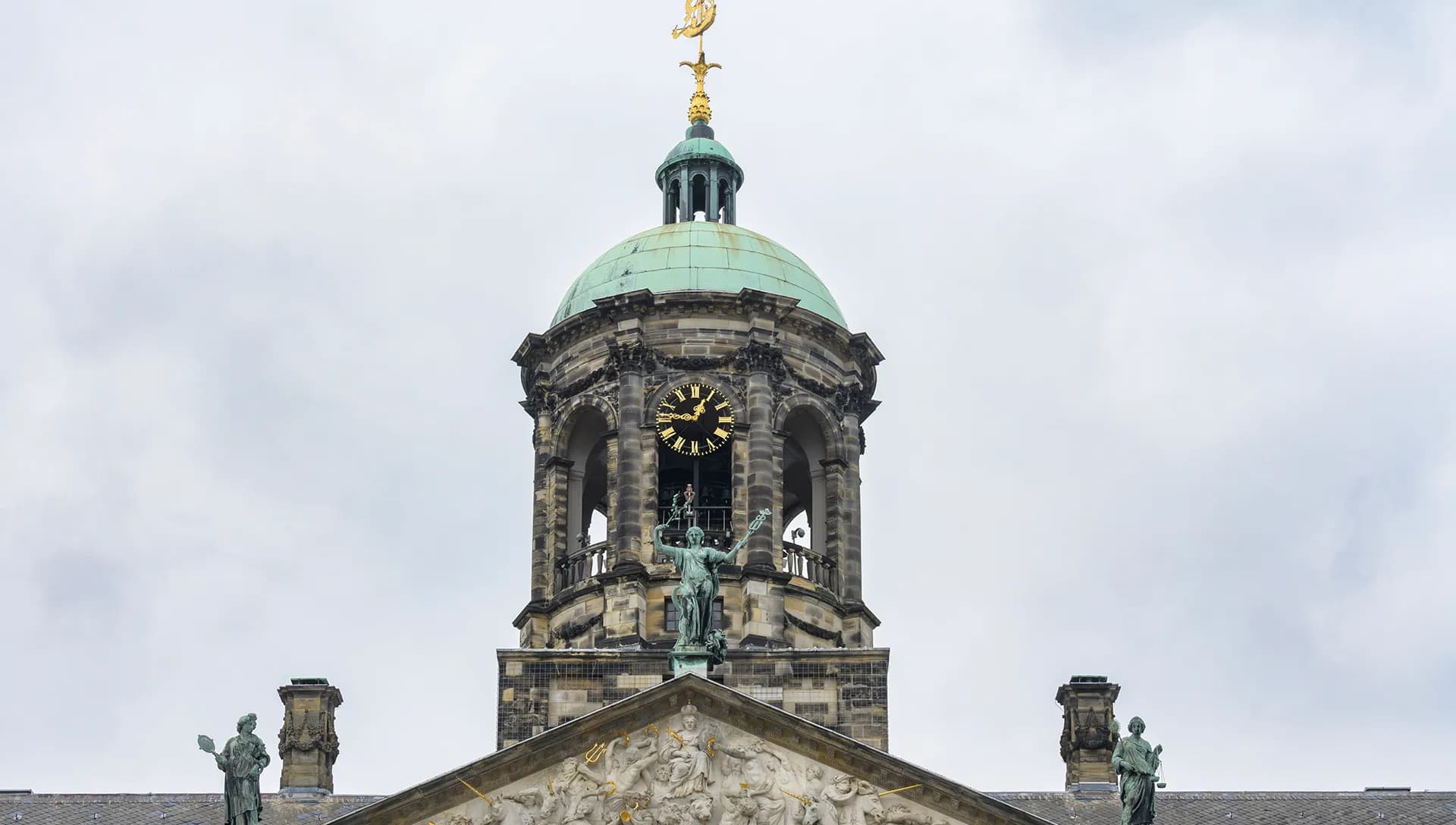 Amsterdam, 02-06-2023, Koninklijk Paleis op de Dam, voorzijde, toren met carillon, klok en windvaan, koepel, exterieur, dak, dakconstructie, akrenovatie, beelden, zullen worden gerenoveerd en gerestaureerd. Rijksvastgoedbedrijf
