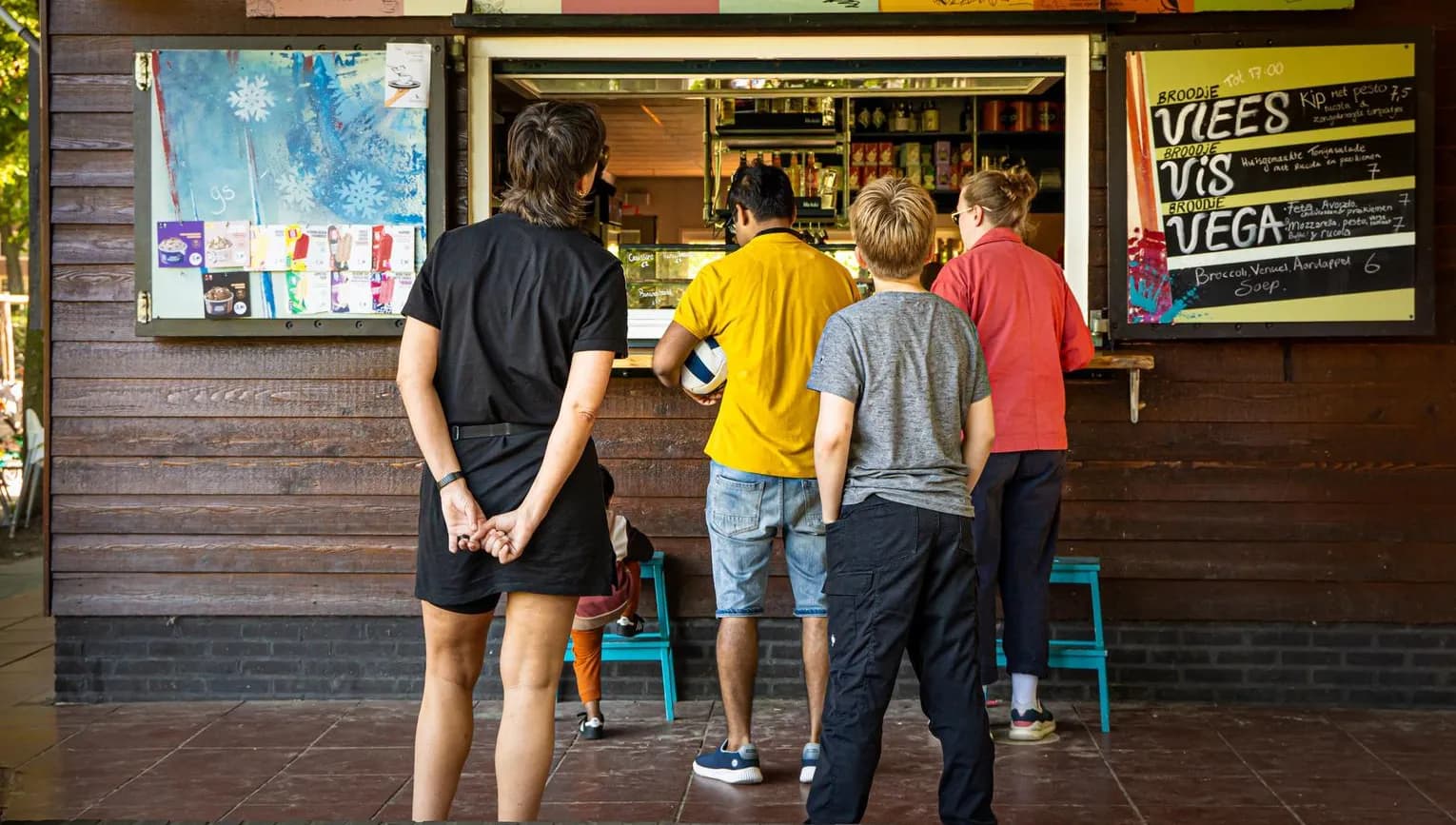 Terrasmus cafe child waiting in line