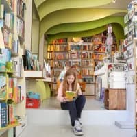 Kinderboekenwinkel Casperle kid reading in the store
