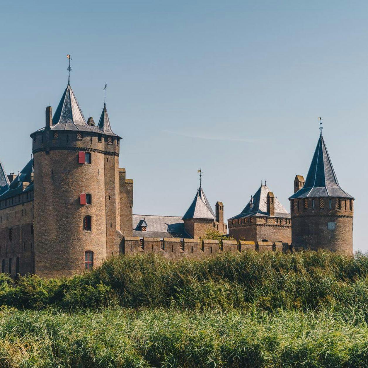 The Muiderslot is a medieval castle in the North Holland town of Muiden, built around 1285, restored to its former glory from 1370 and a national museum since 1878.
