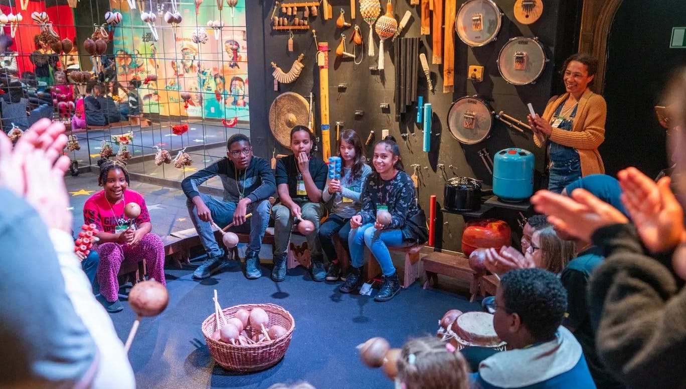 Group of children in a circle during the exhibition Sabi Suriname in the Tropenmuseum during 24H Oost 2019
