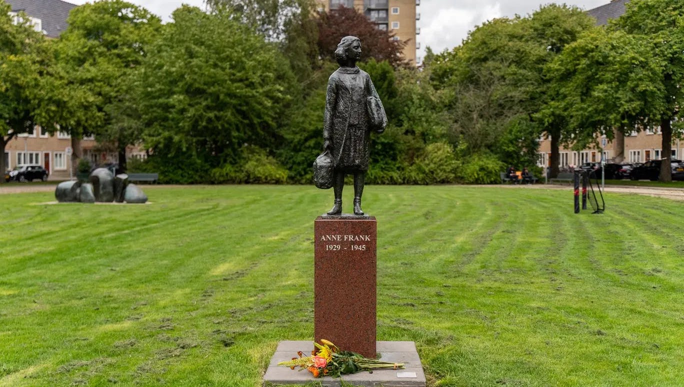 Anne Frank statue Rivierenbuurt