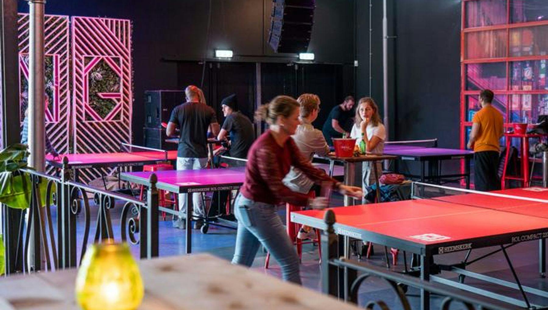 Ping Pong bar, mensen spelen ping pong, kaarsjes in beeld