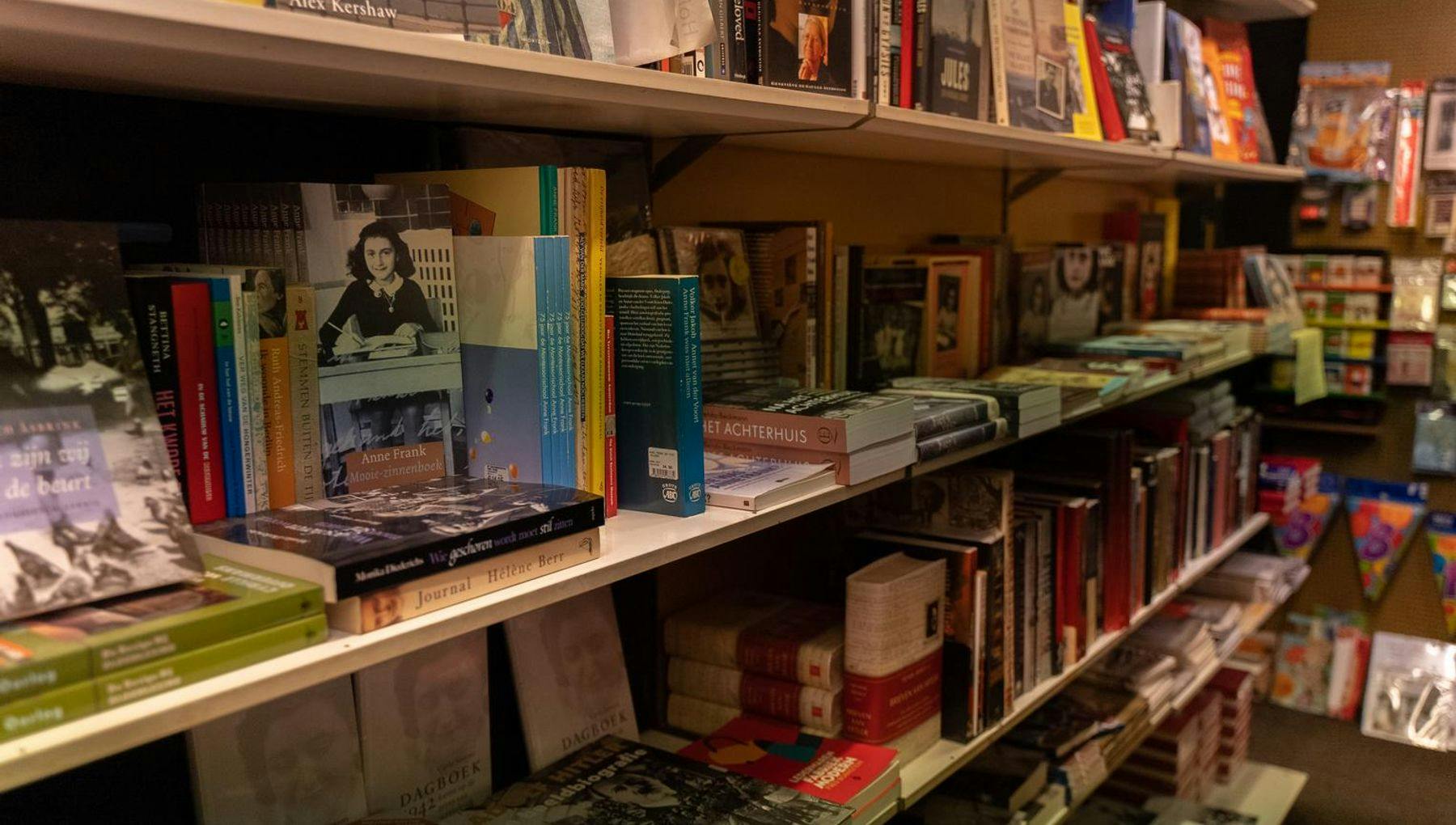 Boekhandel Jimmink, book store Rivierenbuurt, interior books about Second World War