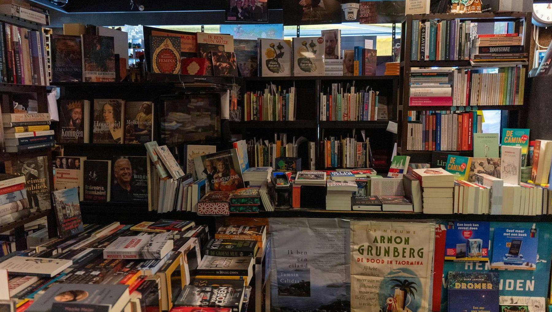Boekhandel Jimmink, book store Rivierenbuurt, interior books
