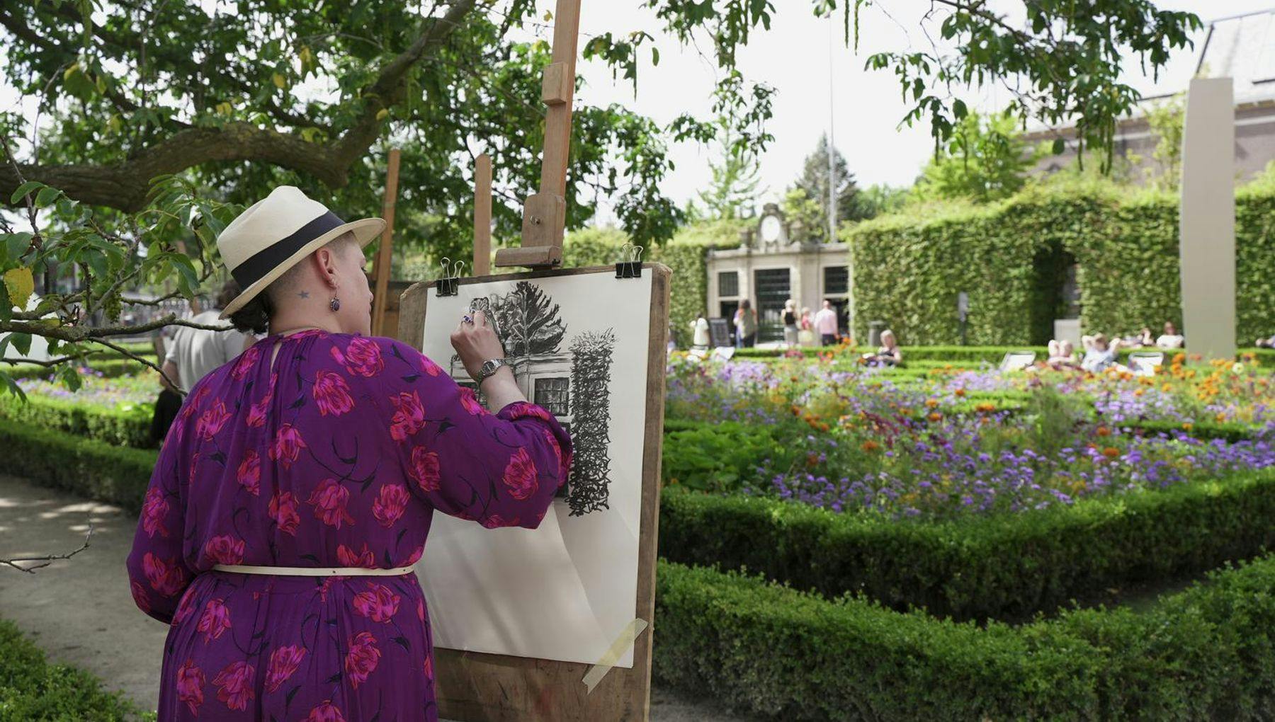 Person painting @ garden Rijksmuseum.