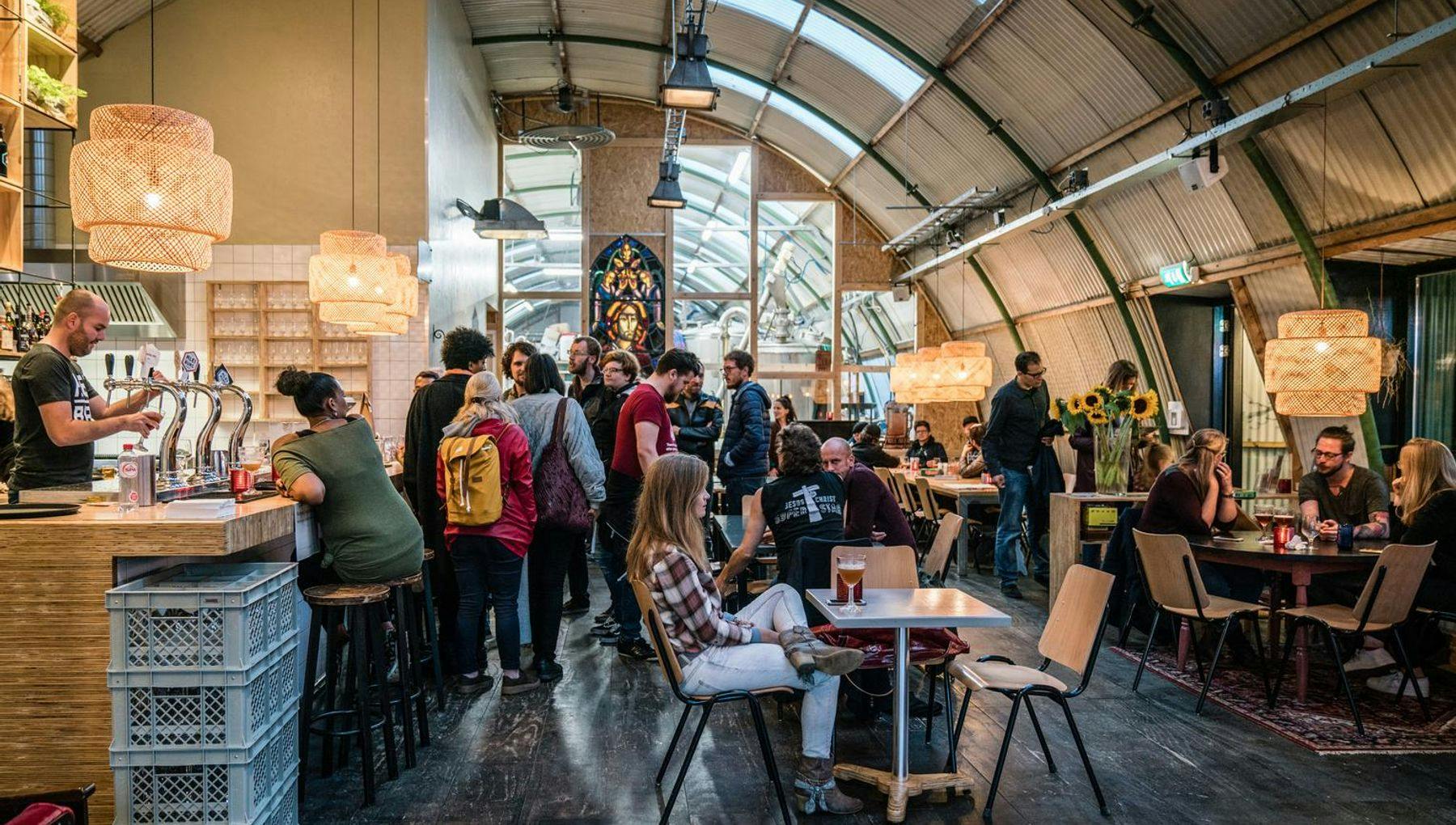 Customers at Brouwerij Kleiburg brewery during 24H Zuidoost 2017