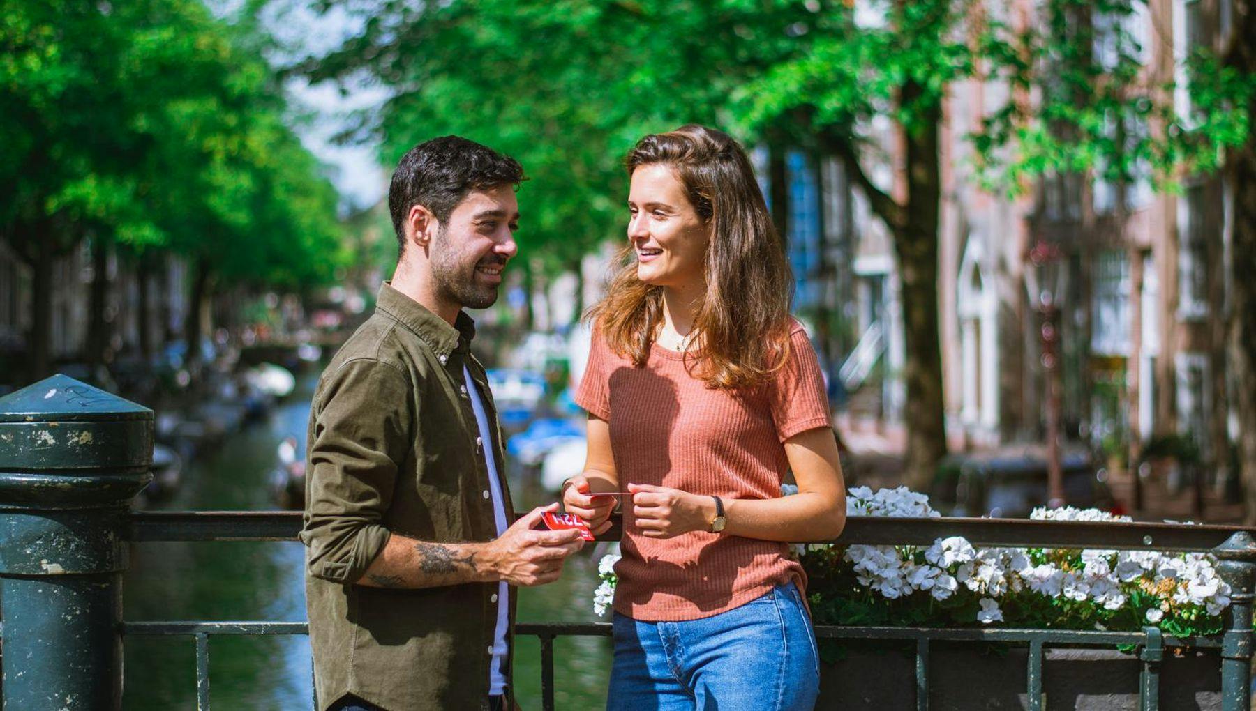 A couple holding the Iamsterdam city card