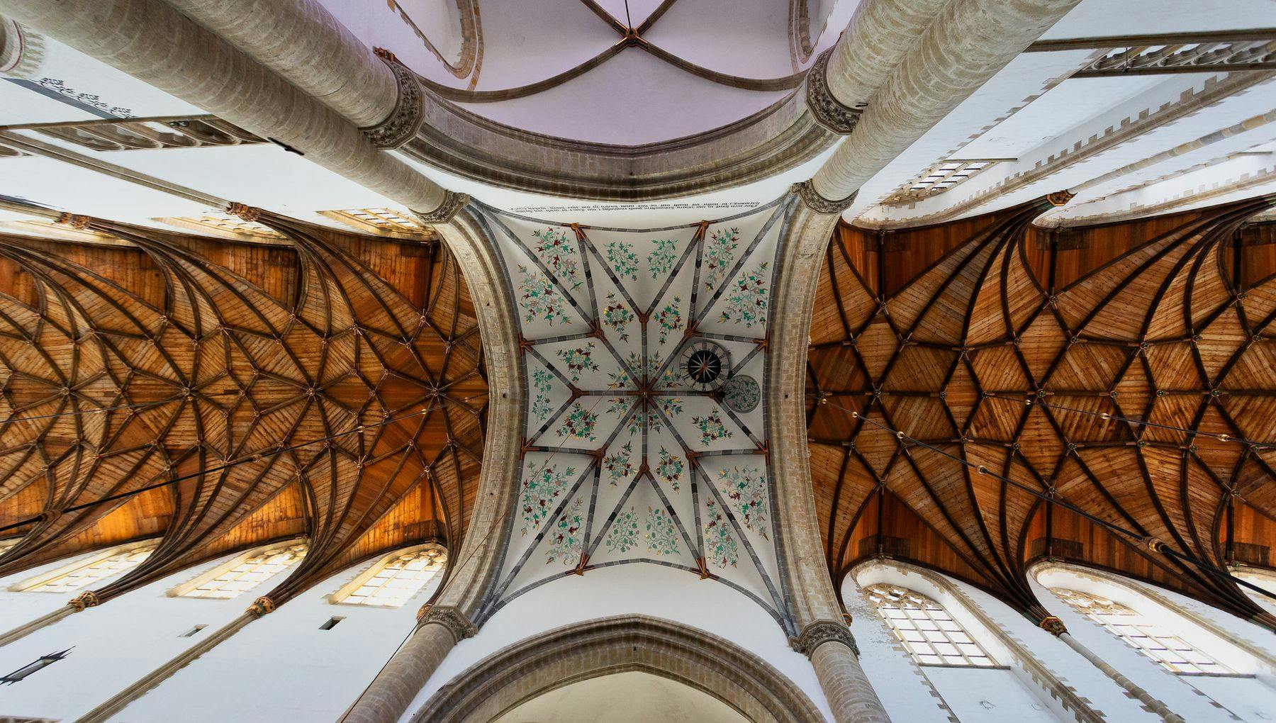 Plafond details van de Grote Kerk in Haarlem.