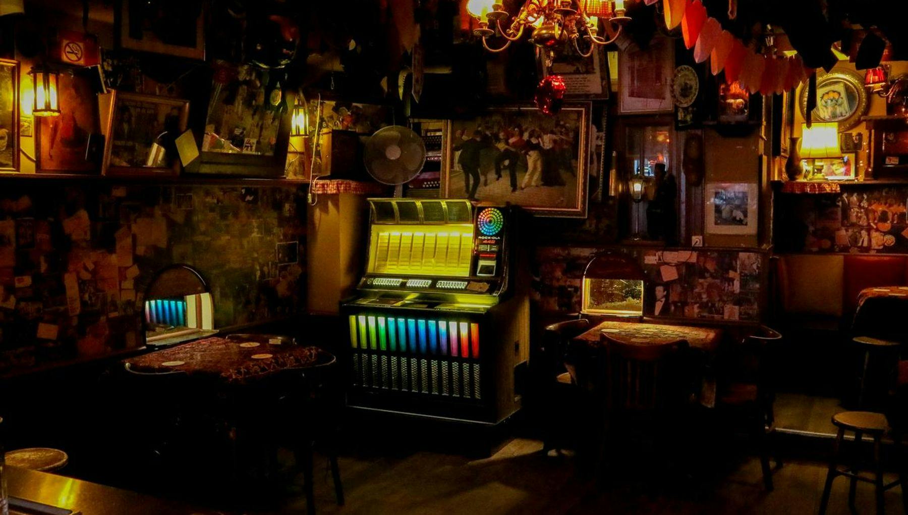 Café 't Mandje, bar at Zeedijk, interior with jukebox and decorations