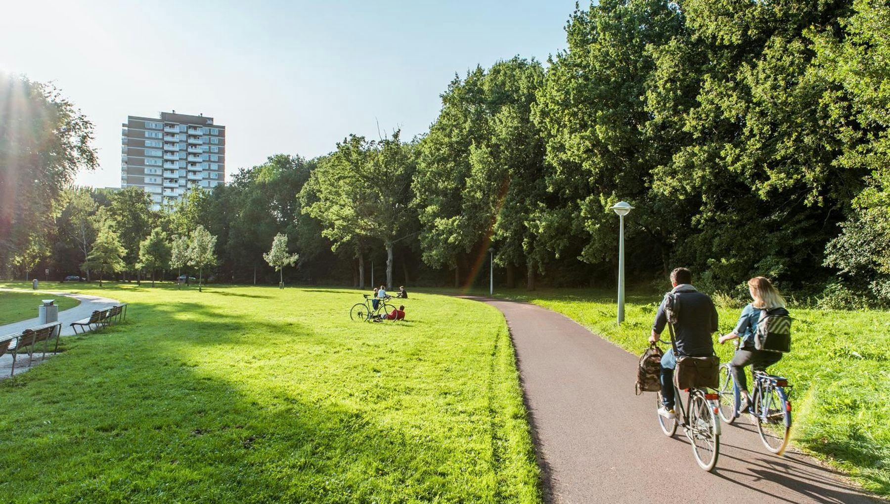 A couple cycling in Rembrandtpark.