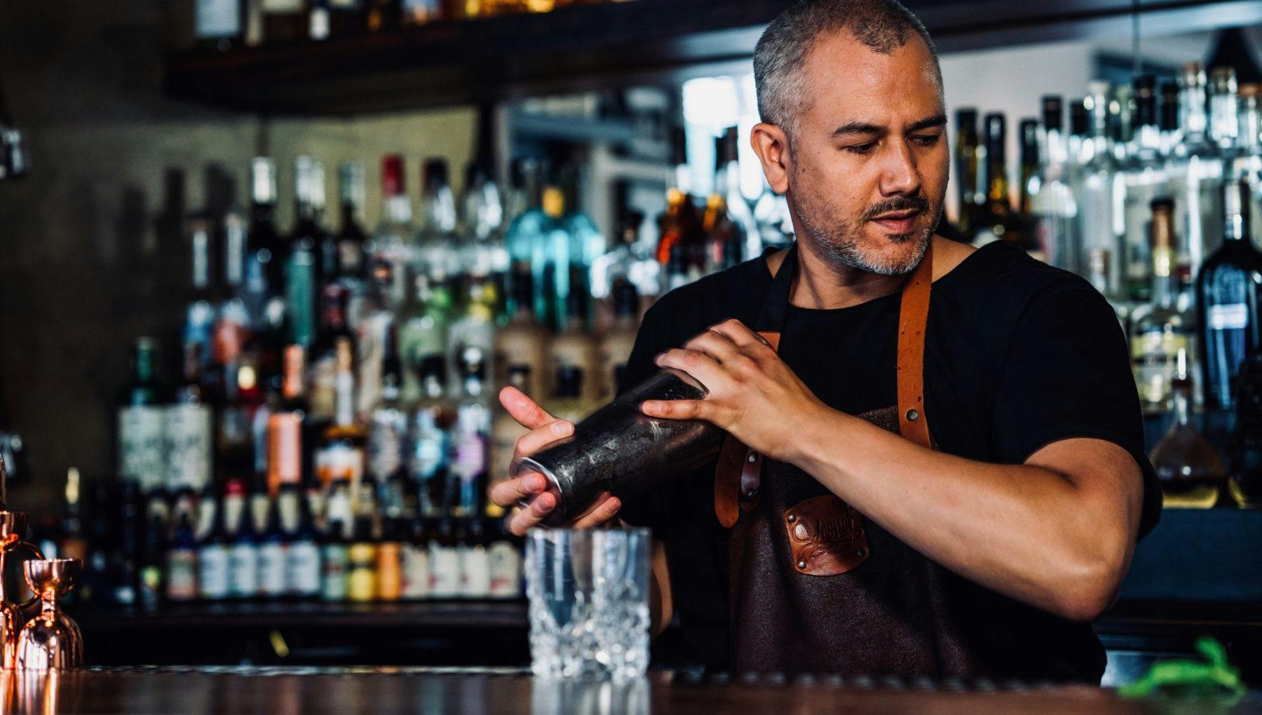 Vesper cocktailbar bartender preparing a cocktail