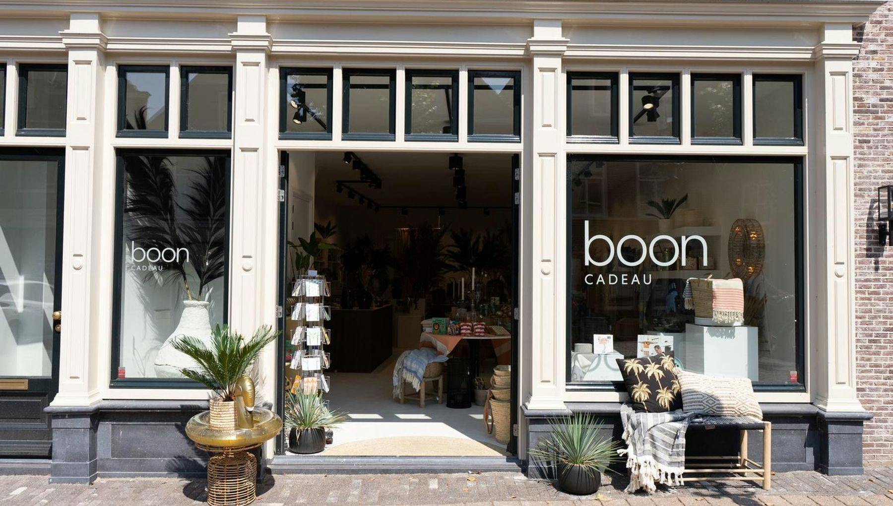 The entrance of Boon Cadeau in Weesp