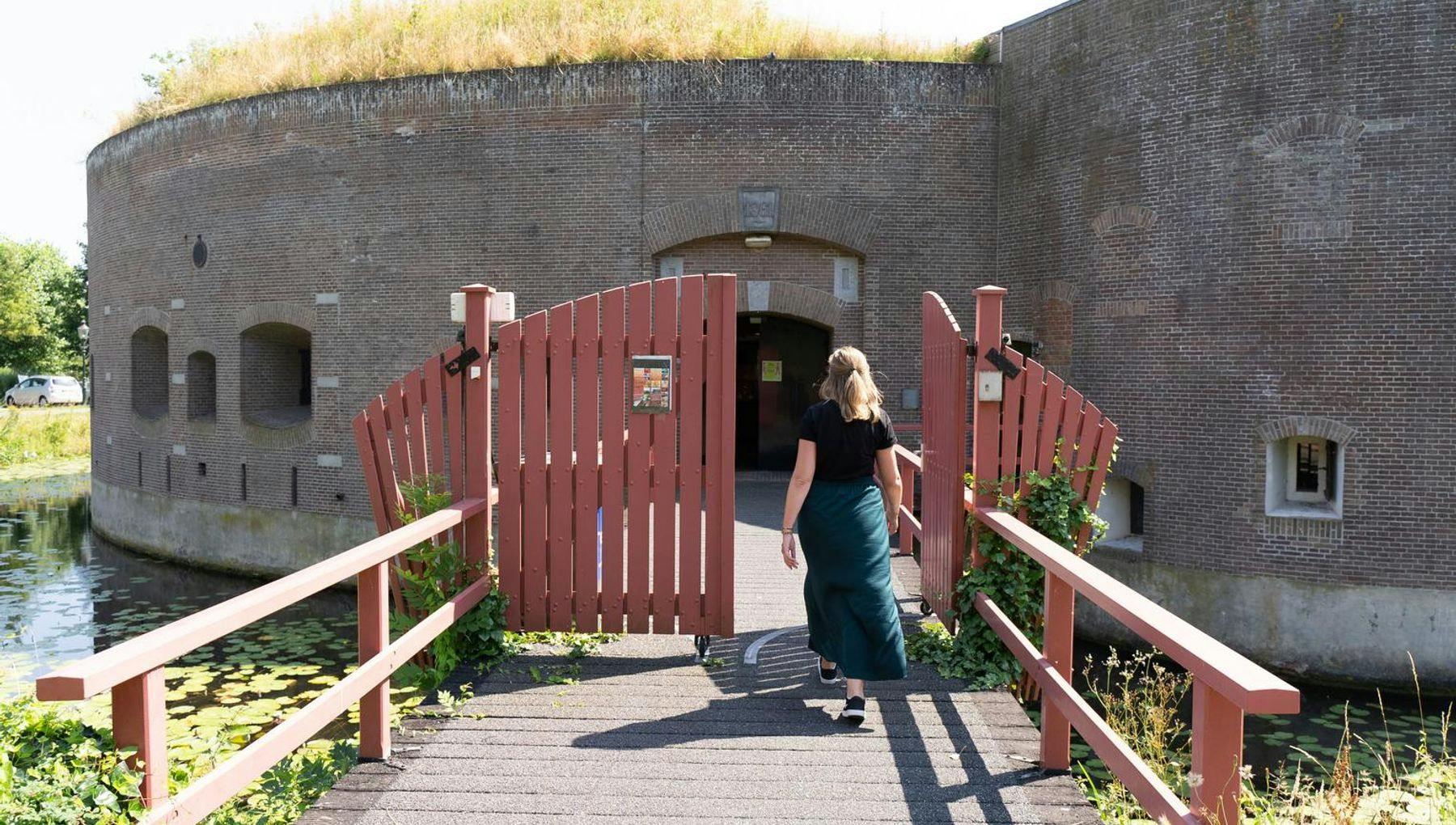 A woman going in to the Fortress Ossenmarkt in Weesp