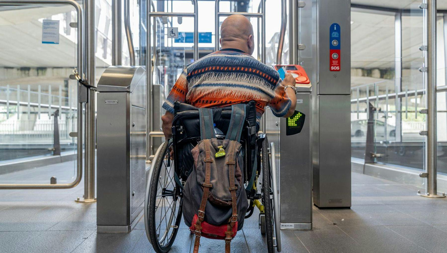 A person in a wheelchair checks in at metro station Noord.