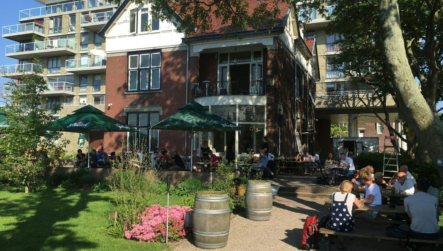 Restaurant Thuis aan de Amstel, Oost exterior, terrace with people