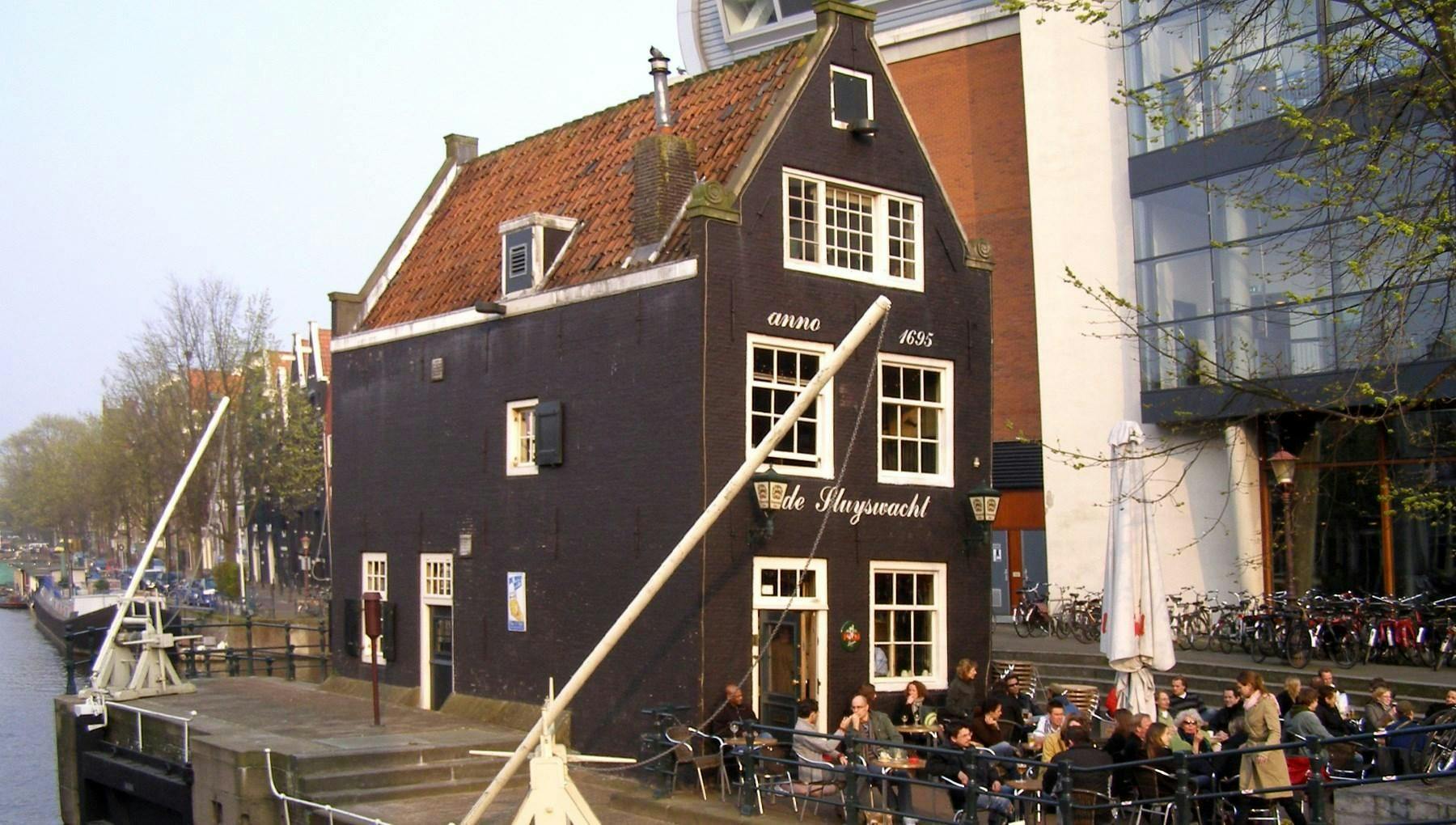 Restaurant de Sluyswacht by the canal
