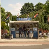 Family lining up to order some delicious herring from the Zeevang haringhandel on Haarlemmermeerstraat.