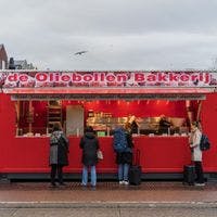 People ordering oliebollen at a stall in the Kinkerstraat.