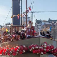 Aankomt van Sinterklaas op de stoomboot via de Amstel.