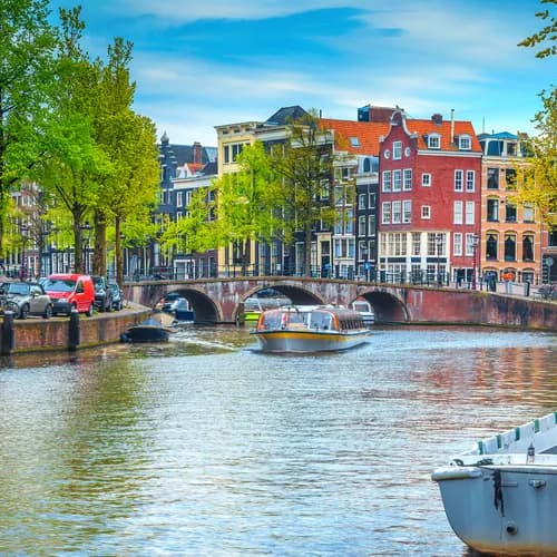 A tour bout on the canals.