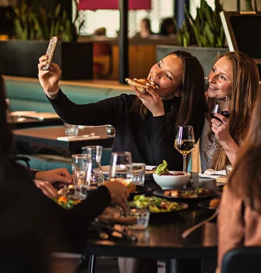 People having dinner in the restaurant of The Social Hub Amsterdam City.
