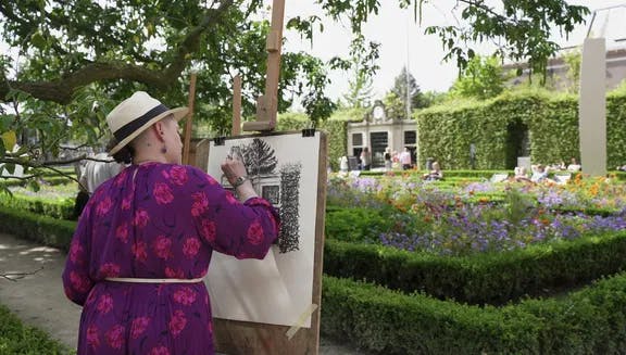 Person painting @ garden Rijksmuseum.