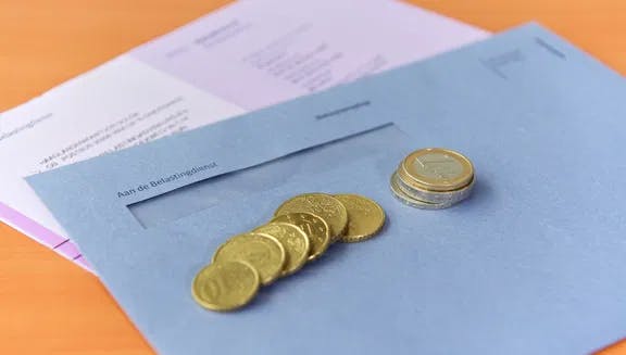 Belestingdienst envelope and euro coins