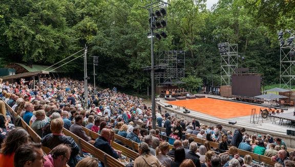 The audience is ready for the show in the Amsterdamse Bostheater.