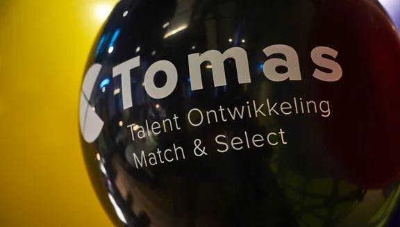 Baloon with the TOMAS platform logo