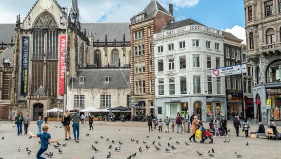 People in front of De Nieuwe Kerk at Dam Square