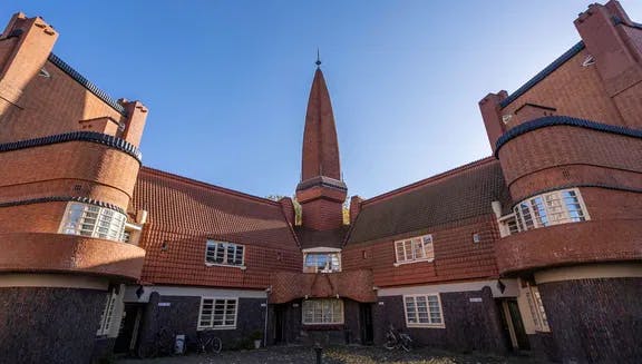 Museum Het Schip under a clear blue sky, located at Oostzaanstraat, Spaarndammerbuurt.