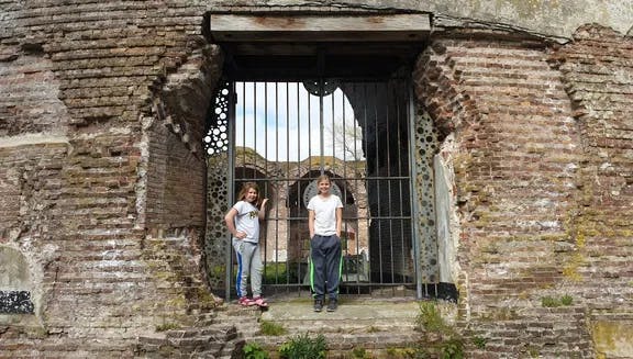 Children standing at the gate of the Fort Uitermeer