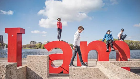 Kids playing at the I amsterdam letters