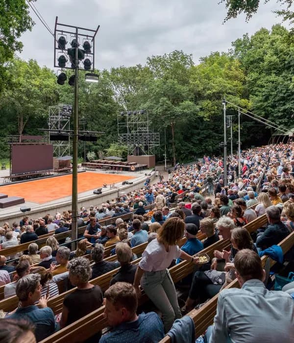 The audience is ready for the show in the Amsterdamse Bostheater.