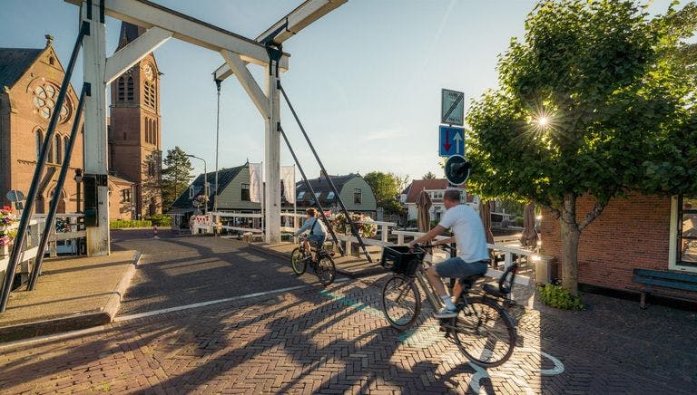 A cyclist crosses the church bridge (Kerkbrug) in the direction of the Sint Urbanus church.