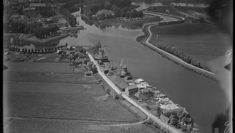 Aerial photograph of Weesp between 1920-140