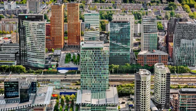 De Noordzone van de Zuidas omvat de deelgebieden Parnas en Strawinsky, met de gebouwen Rechtbank, WTC-complex, 2 Amsterdam, Station Zuid. In het deelgebied Zuideramstel staat het ABN AMRO Hoofdkantoor en in Mahler staat het Mahler4-complex met Vinoly toren, The Rock, FOZ, UN Studio Tower, Ito toren, New Amsterdam, Graves en 900 Mahler. Daarachter deelgebied Gershwin met onder andere de Symphony torens. De gebouw architectuur is zeer hoogwaardig evenals de inrichting van de openbare ruimte, waarin. Foto John Gundlach