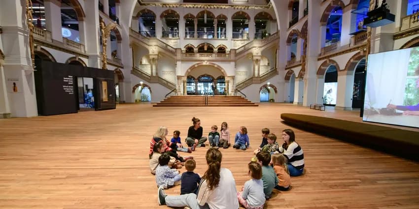 Wereldmuseum Amsterdam, small kids sitting in a circle