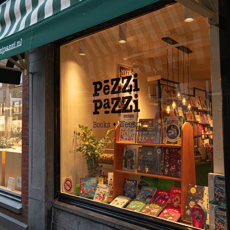 Exterior of Pezzi Pazzi bookstore on Slijkstraat in Weesp