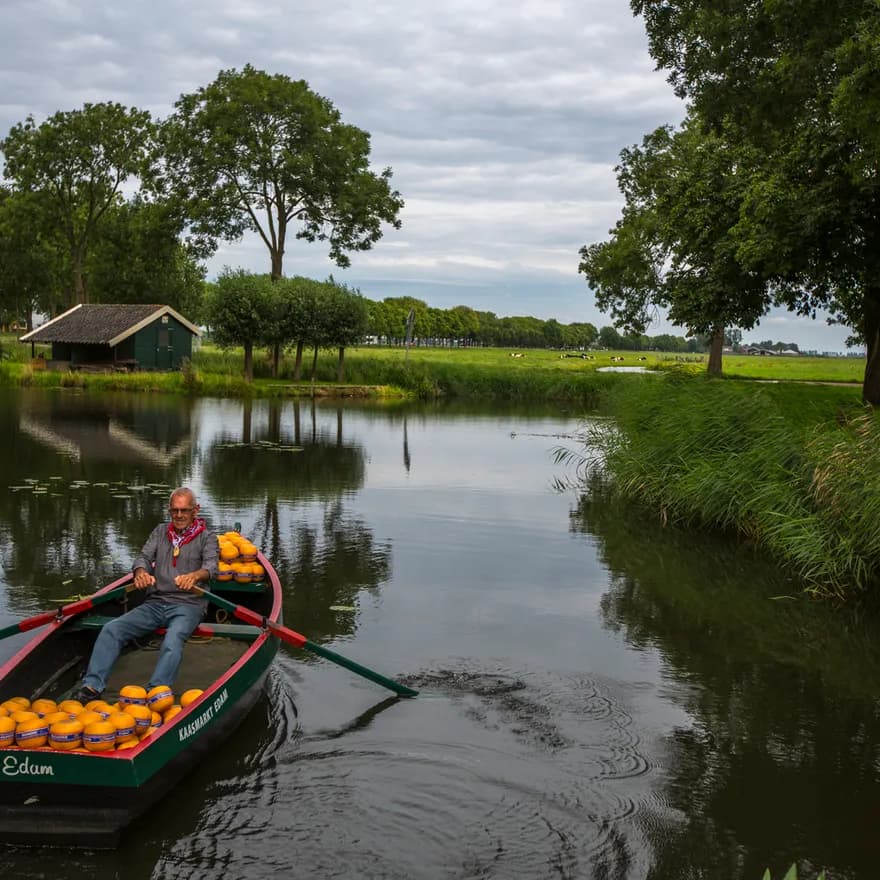 A man with typical dress in Edam comes to the Cheesemarket to sell its cheese