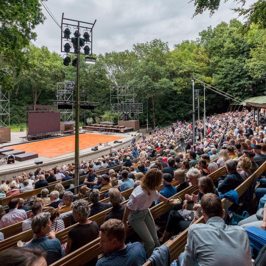 The audience is ready for the show in the Amsterdamse Bostheater.